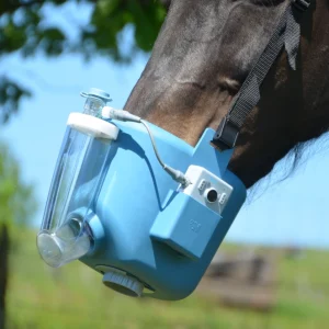 Detailansicht des Flexineb E3 Inhalators in Anwendung. Auf der Detailaufnahem ist der Maskenkörper, die Aerosolkammer, das Netzteil sowie der Vernebler zu sehen.