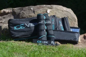 Horseware IceVibe Gamaschen 2.0 Produktübersicht. 2 Gamaschen mit Vibrationselement, Kühleinlagen, Kühltasche und Transportgamschen