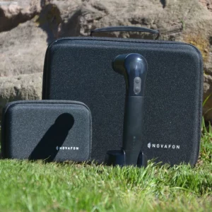 Das Novafon Power 2 in Produktübersicht frontal, im Hintergrund mit Transporttasche