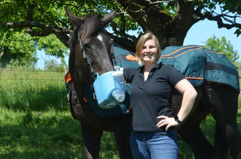 Rent4Pets Inhaberin Daniela Klomann mit Ihrer Stute Miss Mariette. Das Pferd trägt den Flexineb E3 Inhalator und die Bemer Decke