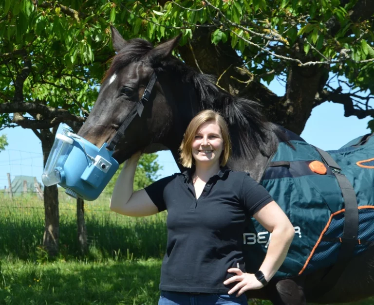 Rent4Pets Inhaberin Daniela Klomann mit Ihrer Stute Miss Mariette. Das Pferd trägt den Flexineb E3 Inhalator und die Bemer Decke