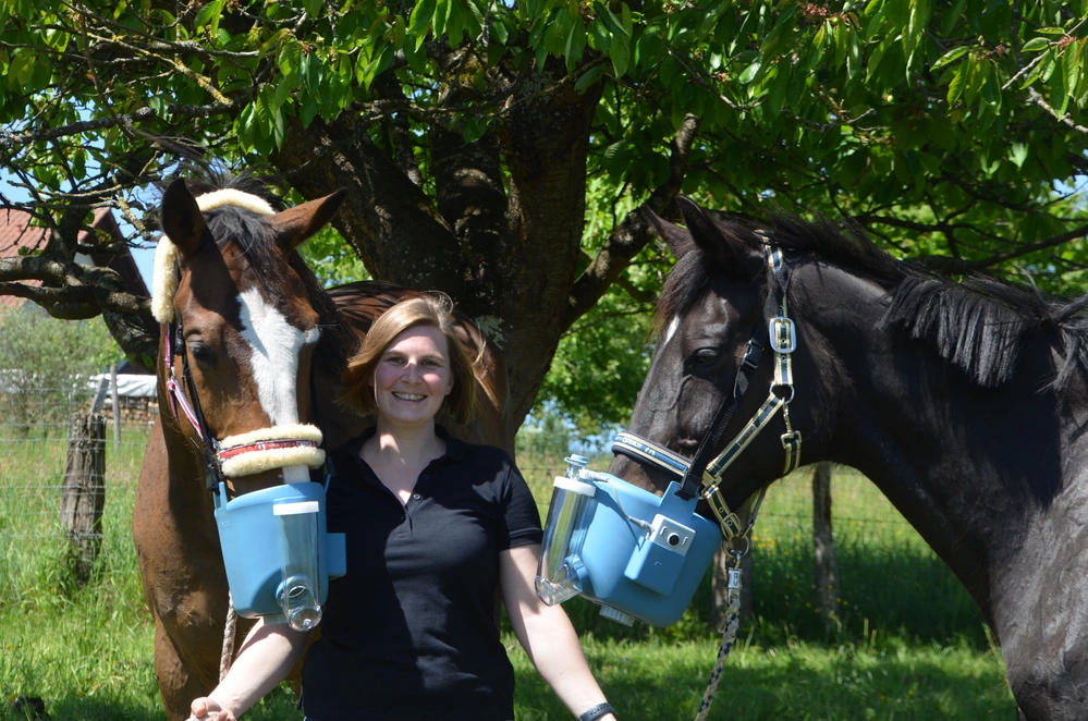 Rent4Pets Inhaberin Daniela Klomann steht zwischen ihren zwei Pferd. Links Horst und rechts Miss Mariette, bei tragen einen Flexineb E3 Inhalator.