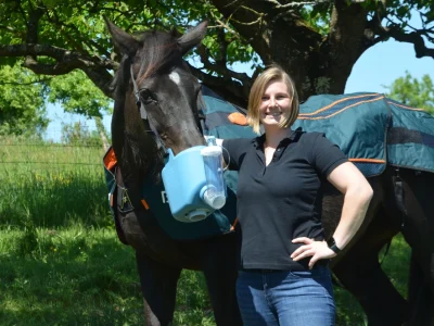 Rent4Pets Inhaberin Daniela Klomann mit Ihrer Stute Miss Mariette. Das Pferd trägt den Flexineb E3 Inhalator und die Bemer Decke